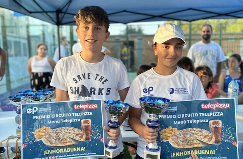 Isolda Córdoba y Marc Álvarez se proclamaron Campeones del 23º Torneo Circuito Telepizza Nivel 2, celebrado en las instalaciones del Club Padel Vilanova, ganando en la final a la pareja formada por Izan García y Marc Galante por el resultado de 6/2. Las dos parejas finalistas, como premio por el gran éxito conseguido, ganaron un Menú Telepizza compuesto por Pizza + Patatas + Bebida, que estamos seguro disfrutarán a lo grande. Queremos agradecer a Telepizza por su patrocinio del Circuito. ¡Gracias a ellos pudimos disfrutar de un torneo espectacular! Y por supuesto, felicitar especialmente a Isolda y Marc por su gran triunfo en el Torneo. ¡Nuestra más sincera enhorabuena cracks!